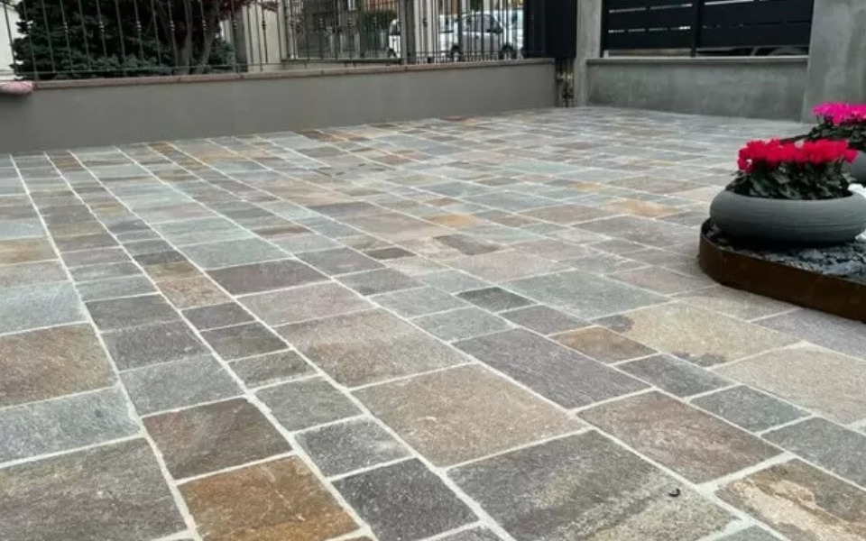 Pavimenti in pietra per esterni cortile in Porfido