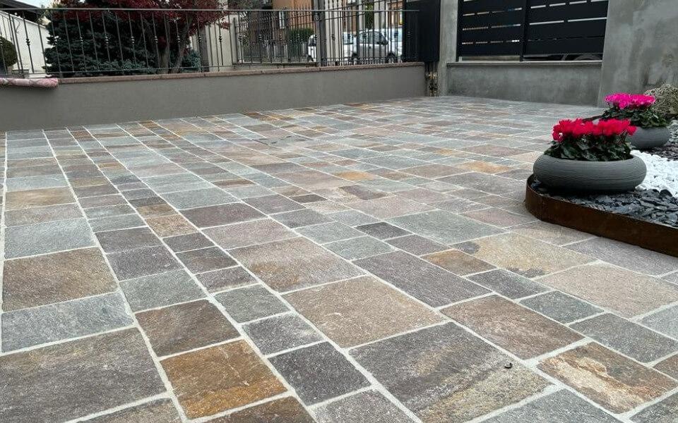 Pavimenti in pietra per esterni cortile in Porfido