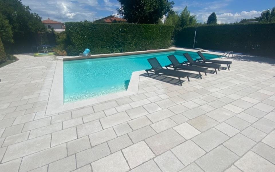 Pavimenti in pietra per piscine villa privata