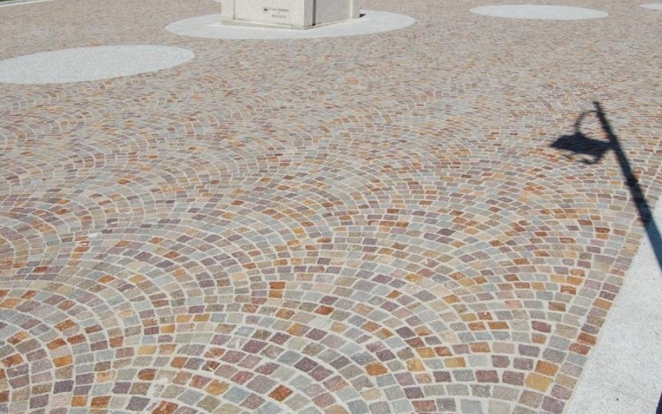 Pavimenti in pietra per esterni cortile in Porfido