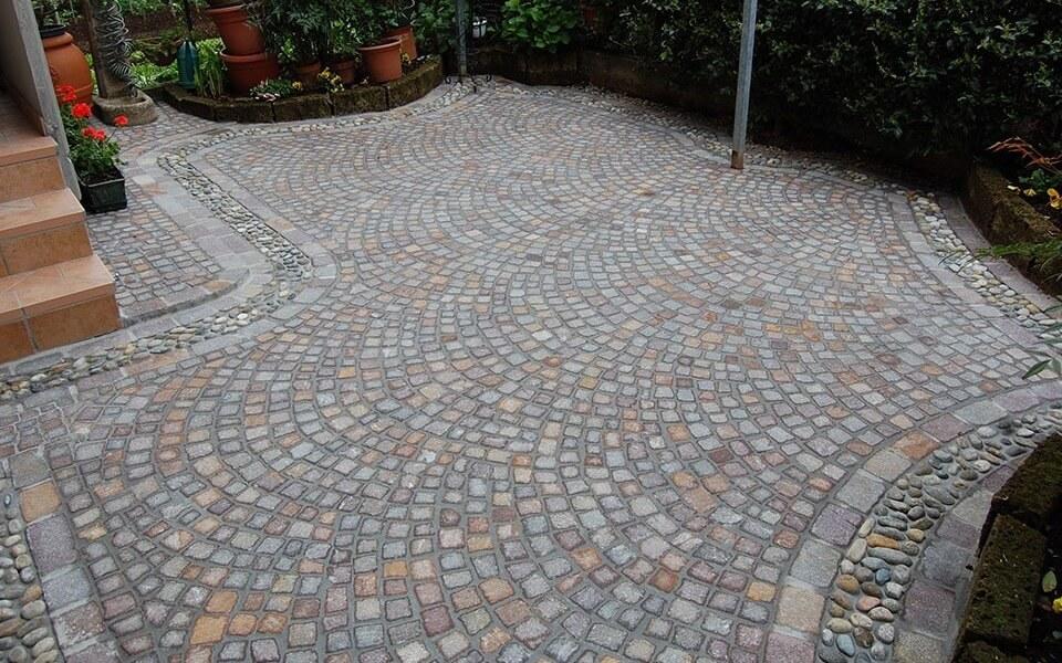Pavimenti in pietra per esterni cortile in Porfido