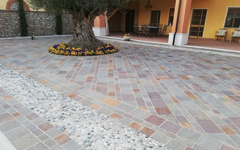 Pavimenti in pietra per esterni cortile in Porfido