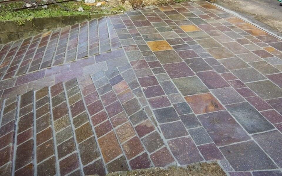 Pavimenti in pietra per esterni discesa abitazione privata