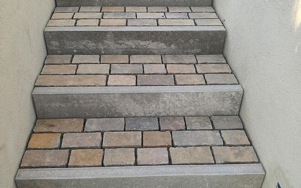 Pavimenti in pietra per esterni scalinata abitazione privata