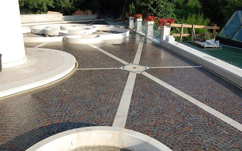 Pavimenti in pietra per esterni cortile in Porfido