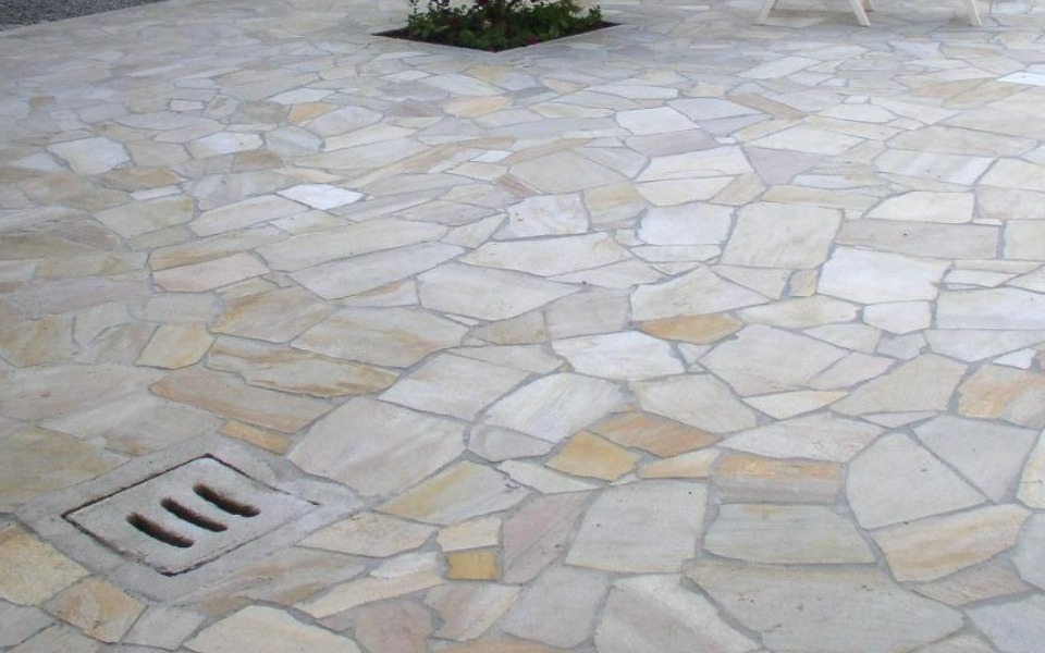 Pavimenti in pietra per esterni villa privata