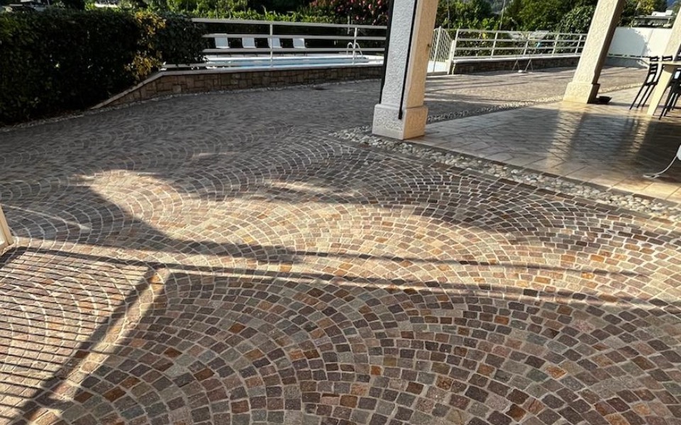 Pavimentazione in pietra per esterni abitazione privata