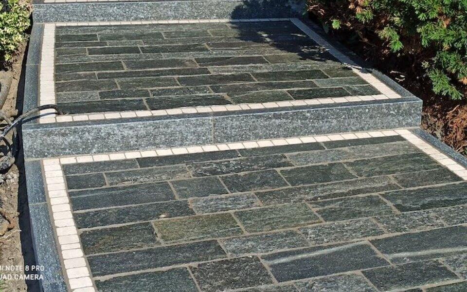 Pavimenti in pietra per esterni gradini abitazione privata