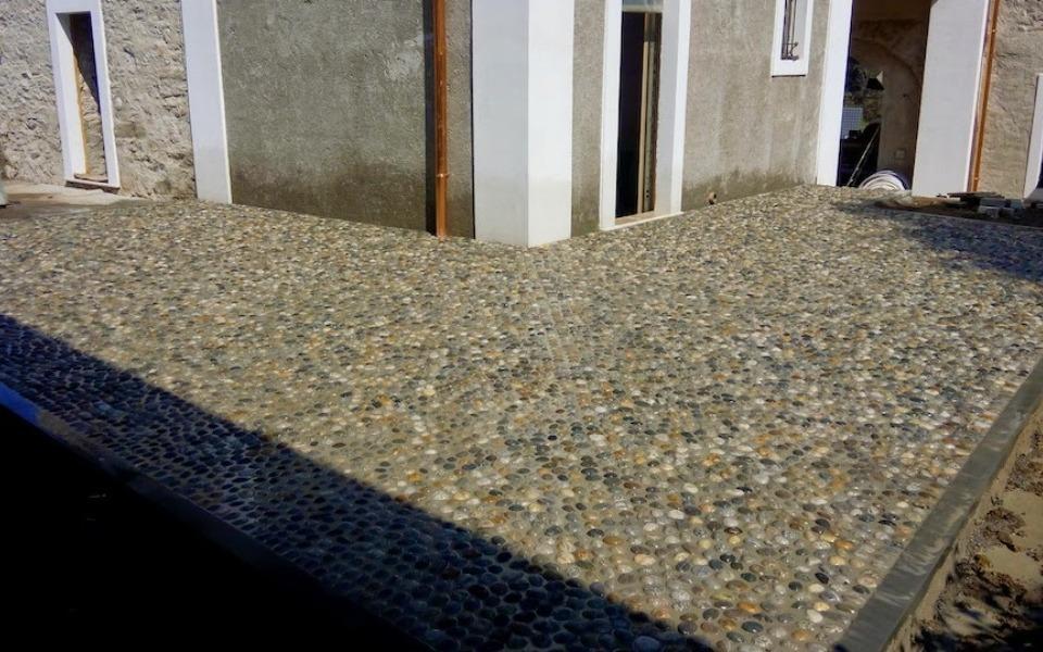 Pavimenti in pietra per esterni con acciottolato