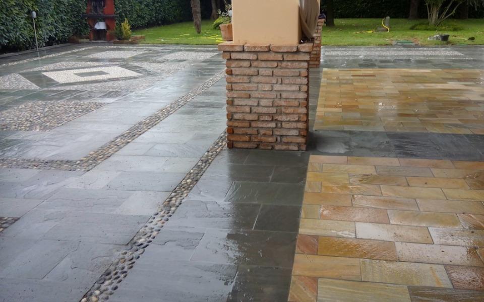 Pavimenti in pietra per esterni portico e viale villa privata