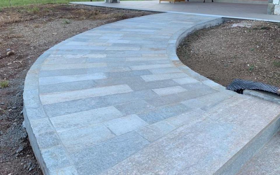 Pavimenti in pietra per esterni gradini viale abitazione privata