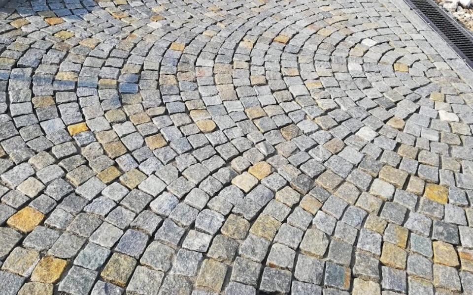 Pavimenti in pietra per esterni ingresso abitazione privata