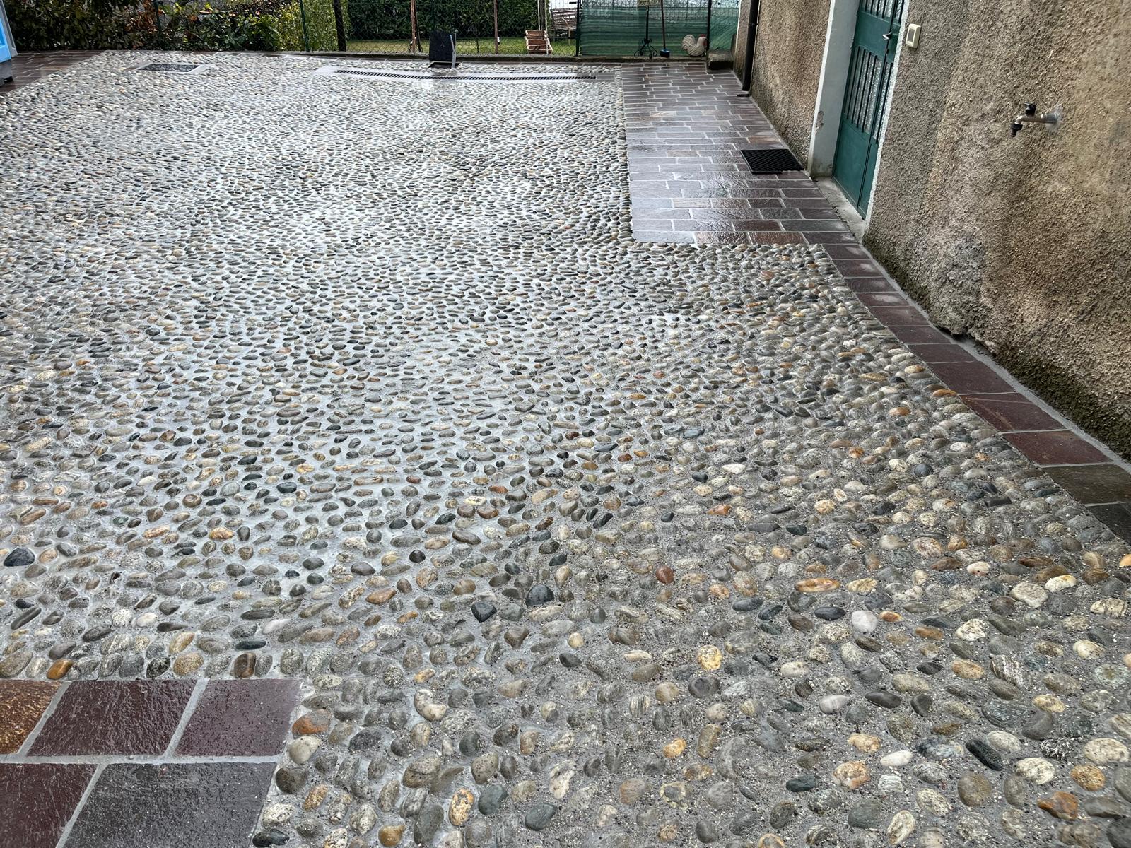 pavimentazione in pietra acciottolato 