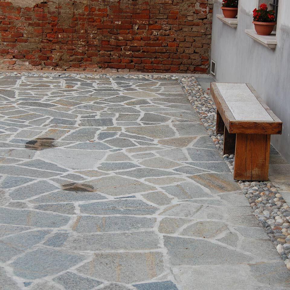 Pavimenti in pietra per esterni cortile in Luserna