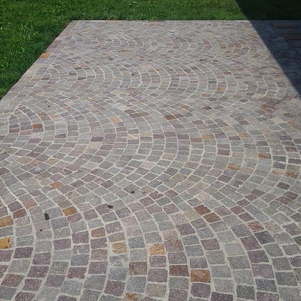 Pavimenti in pietra per esterni cortile in Porfido