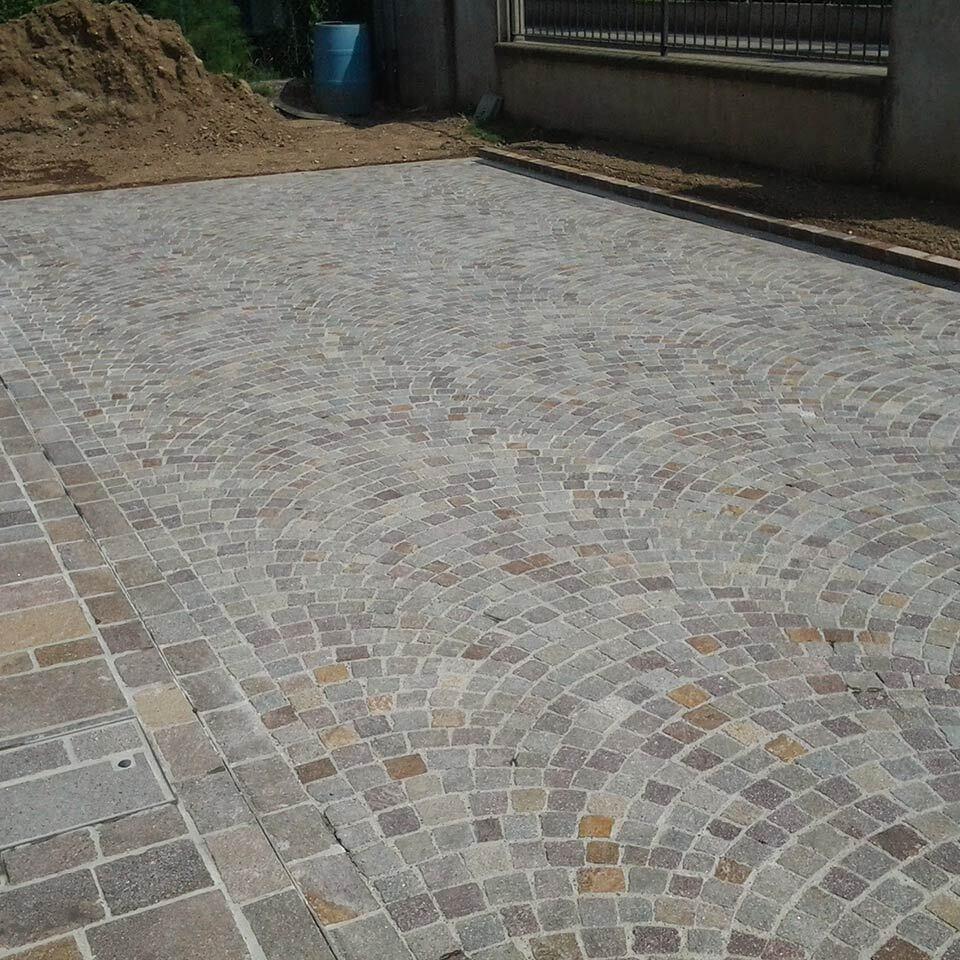 Pavimenti in pietra per esterni cortile in Porfido