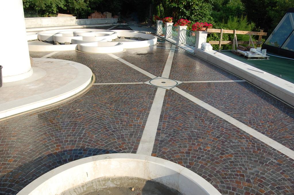 Pavimenti in pietra per esterni cortile in Porfido