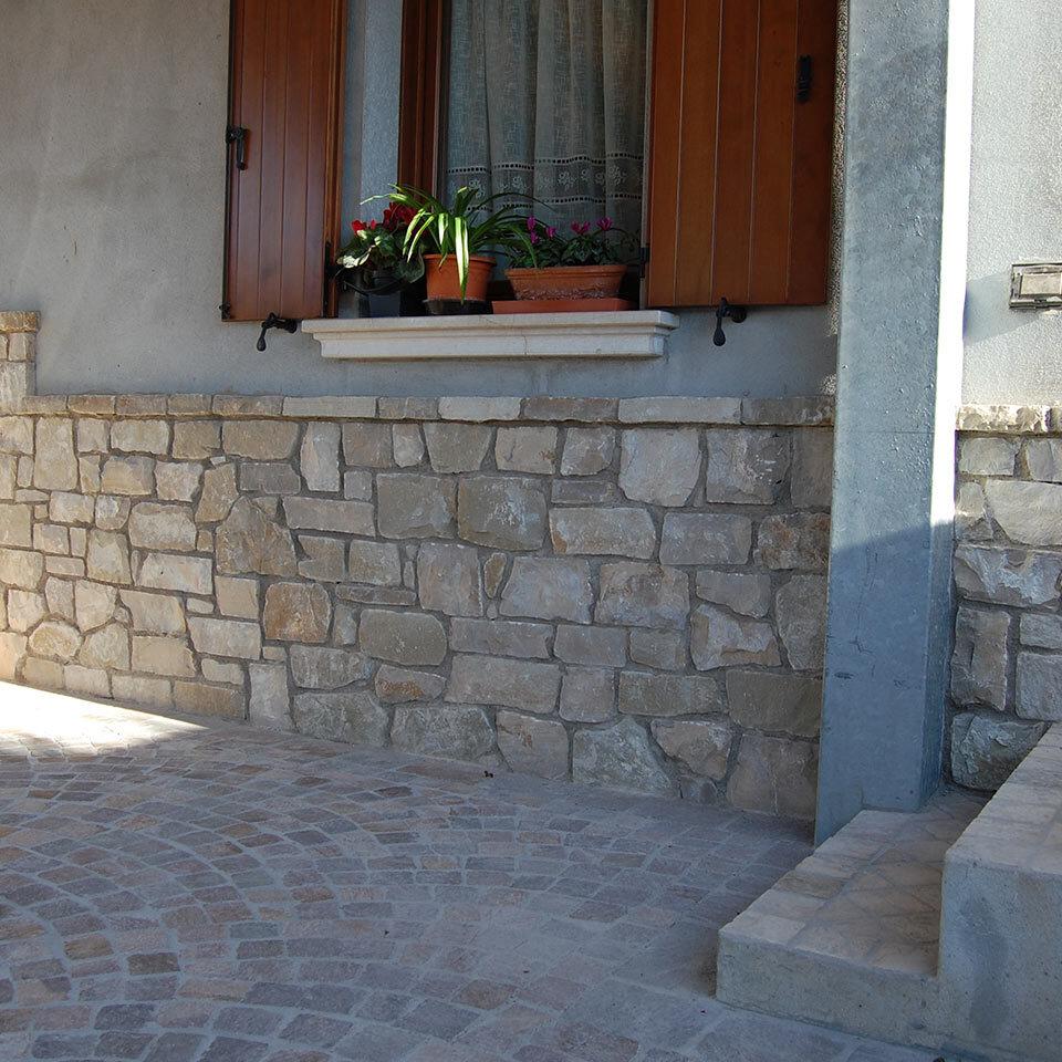 Rivestimenti in pietra per esterni abitazione privata