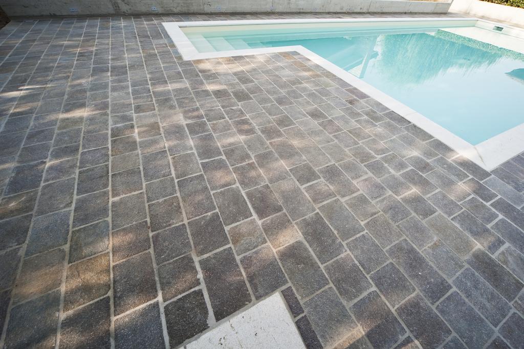 Pavimenti in pietra per piscine in Porfido