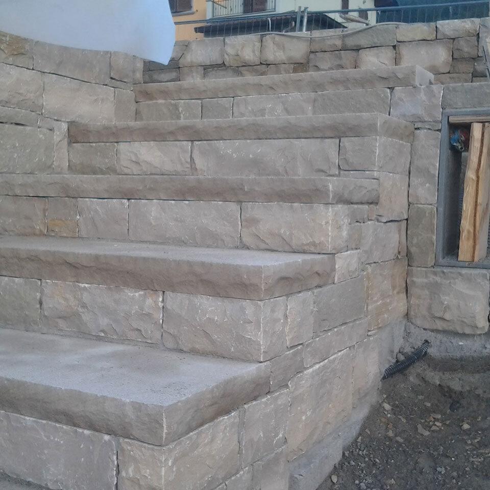 Rivestimenti in pietra per esterni scalini abitazione privata