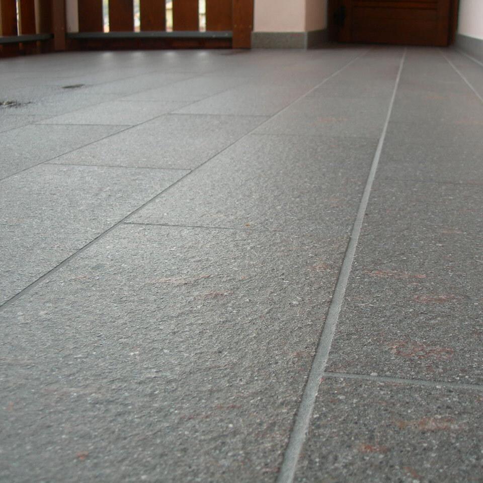 Pavimenti in pietra per esterni poggiolo in Porfido
