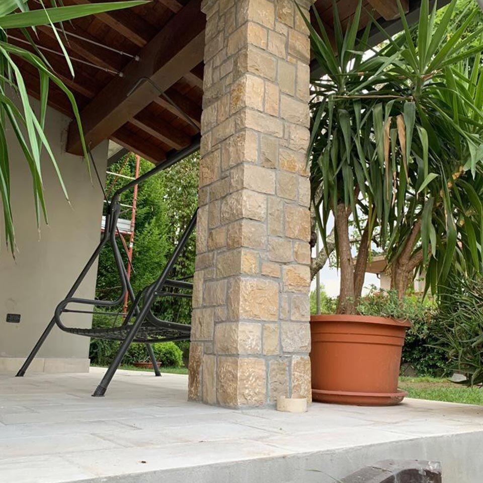 Rivestimenti in pietra per esterni portico villa privata