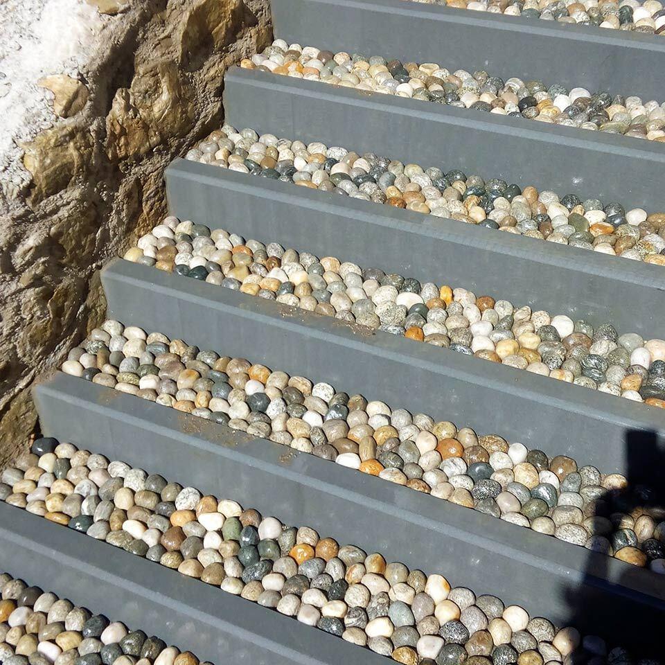 Pavimenti in pietra per esterni scalinata in acciottolato