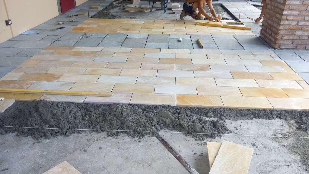 Pavimenti in pietra per esterni portico e viale villa privata