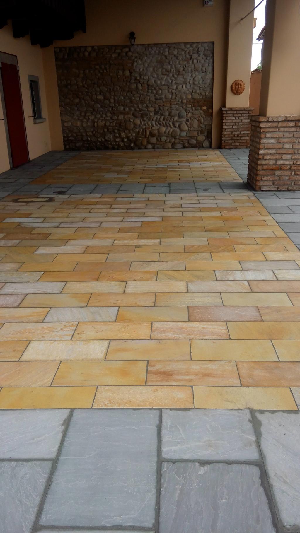 Pavimenti in pietra per esterni portico e viale villa privata