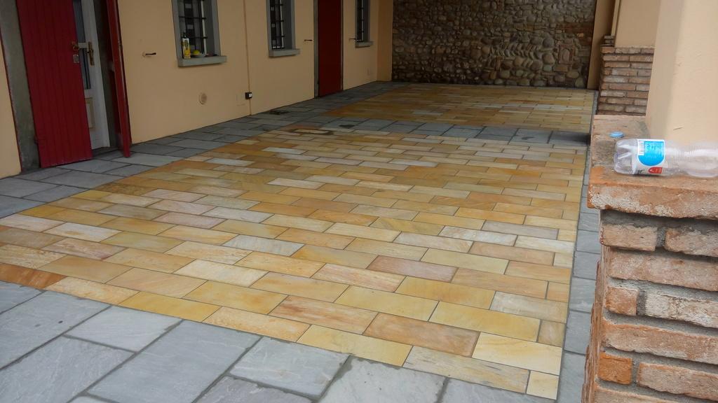 Pavimenti in pietra per esterni portico e viale villa privata