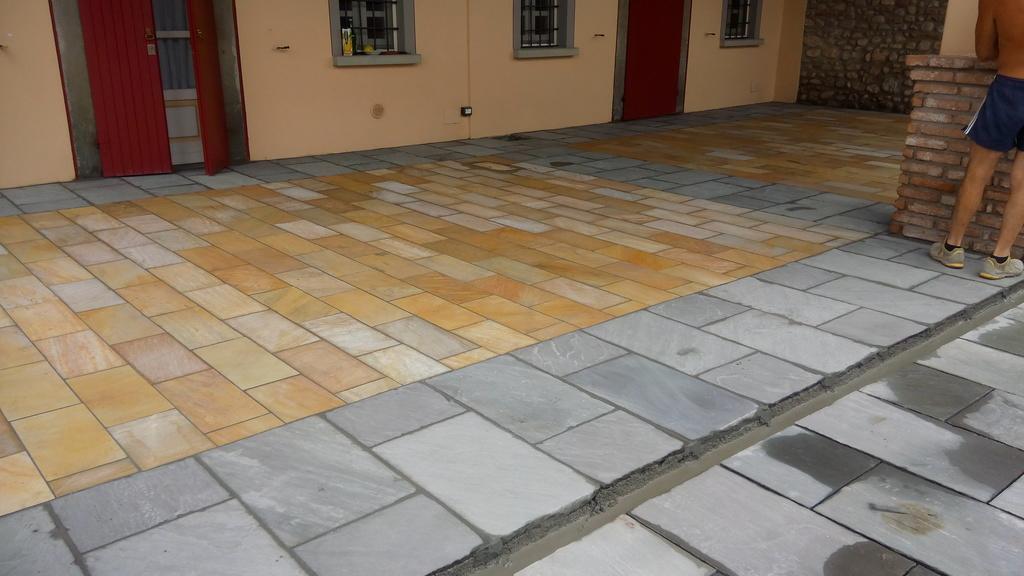 Pavimenti in pietra per esterni portico e viale villa privata