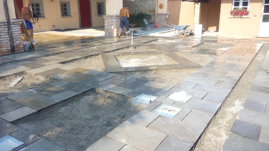 Pavimenti in pietra per esterni portico e viale villa privata