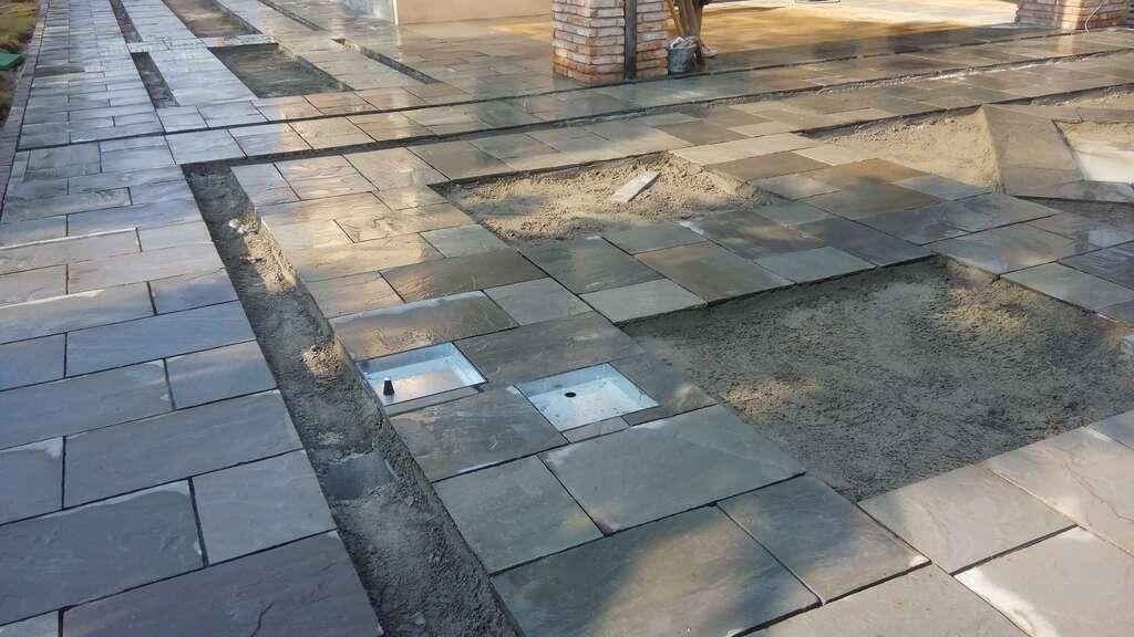 Pavimenti in pietra per esterni portico e viale villa privata