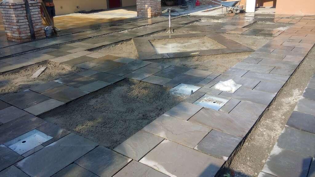 Pavimenti in pietra per esterni portico e viale villa privata