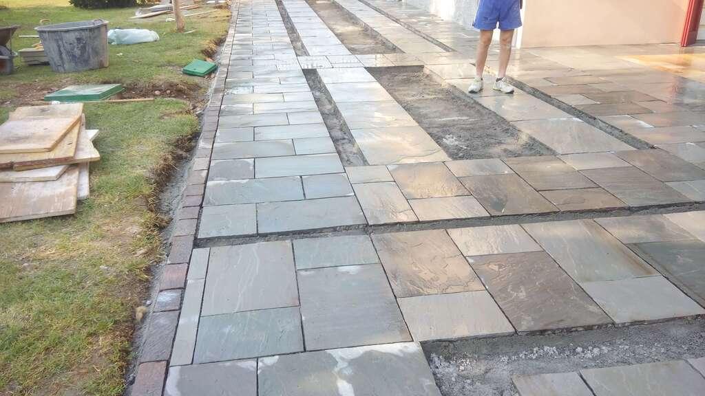 Pavimenti in pietra per esterni portico e viale villa privata