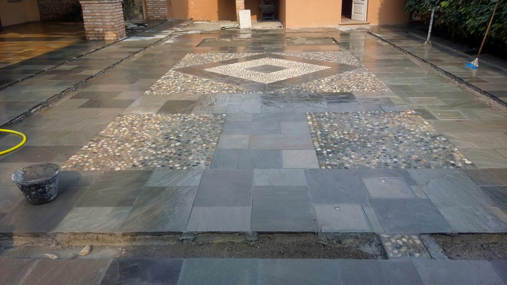 Pavimenti in pietra per esterni portico e viale villa privata