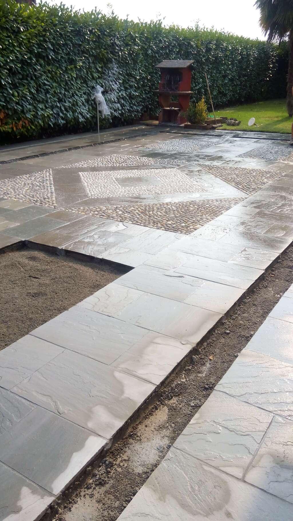Pavimenti in pietra per esterni portico e viale villa privata