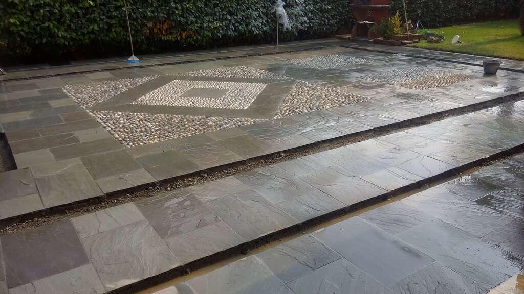 Pavimenti in pietra per esterni portico e viale villa privata