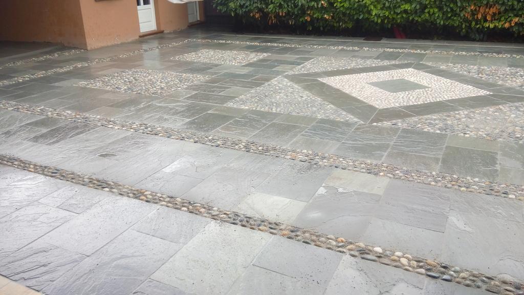 Pavimenti in pietra per esterni portico e viale villa privata