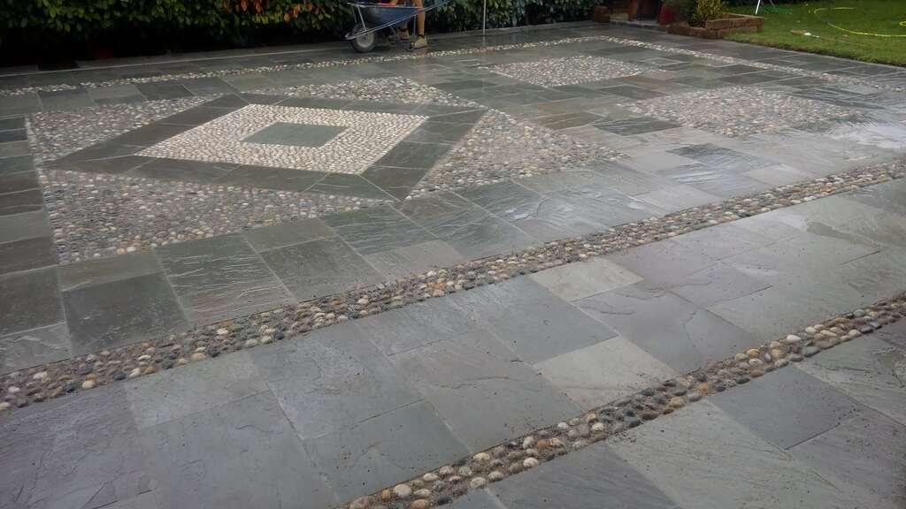 Pavimenti in pietra per esterni portico e viale villa privata