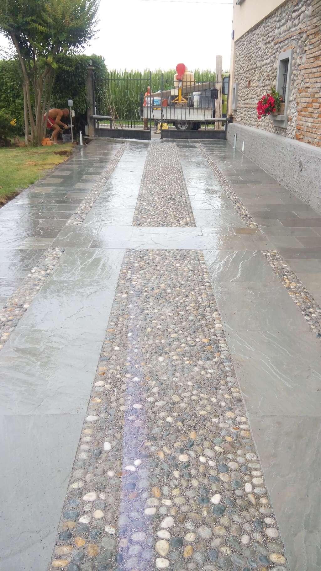 Pavimenti in pietra per esterni portico e viale villa privata