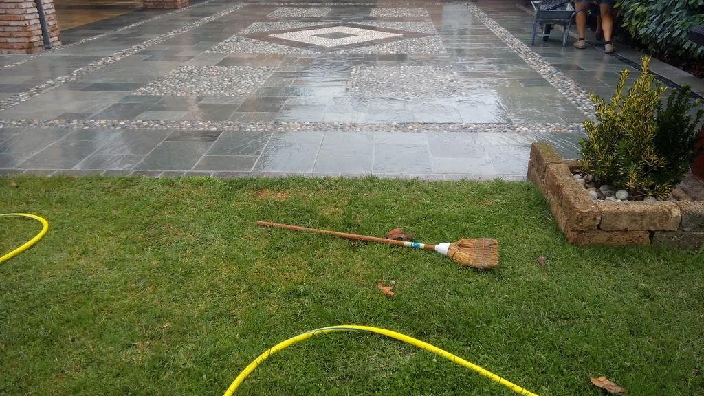 Pavimenti in pietra per esterni portico e viale villa privata