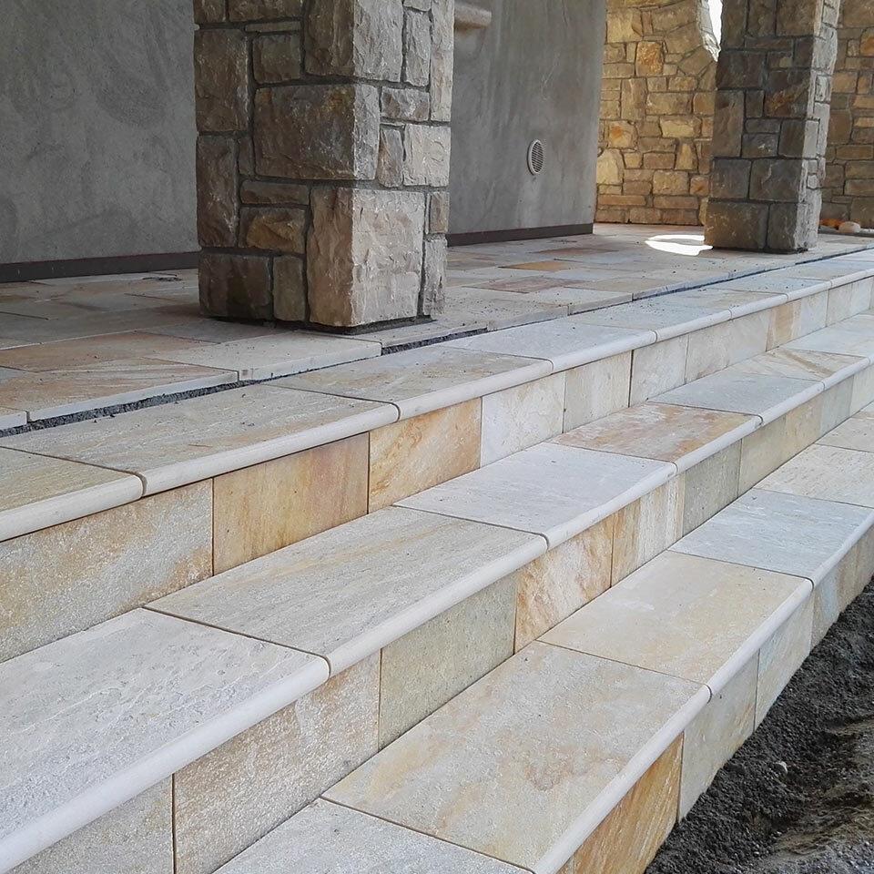 Pavimenti in pietra per esterni gradini abitazione privata
