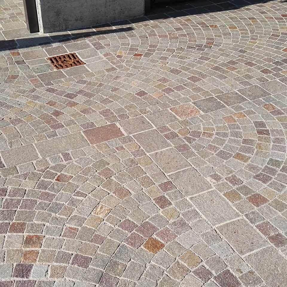 Pavimenti in pietra per esterni cortile in Porfido