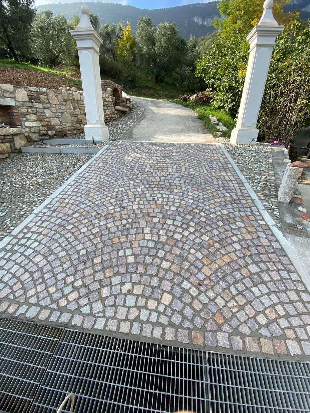 Pavimenti in pietra per esterni cortile in Porfido