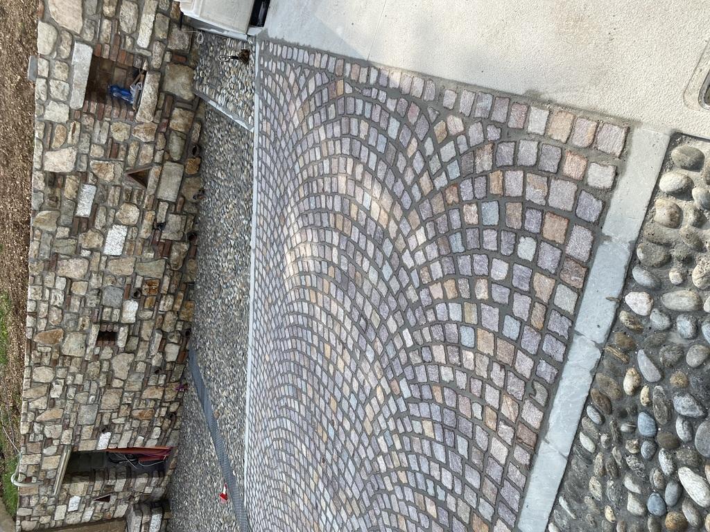 Pavimenti in pietra per esterni cortile in Porfido