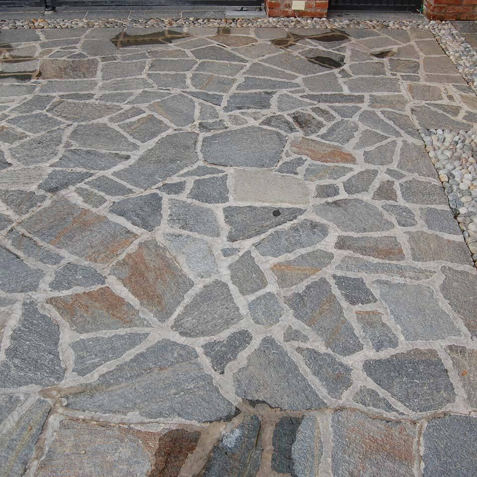 Pavimenti in pietra per esterni cortile in Luserna