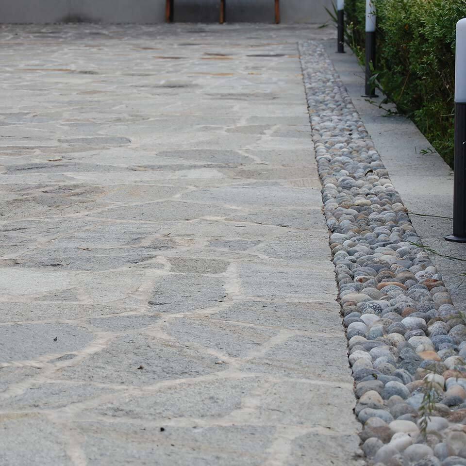 Pavimenti in pietra per esterni cortile in Luserna