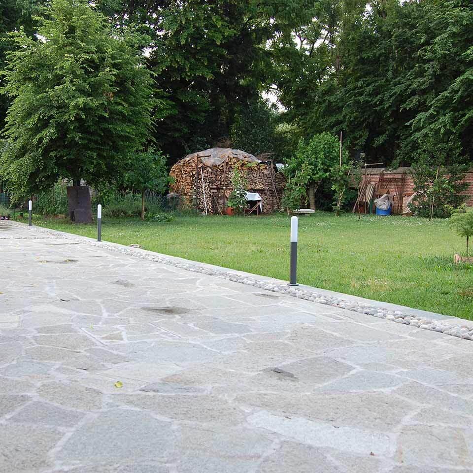 Pavimenti in pietra per esterni cortile in Luserna