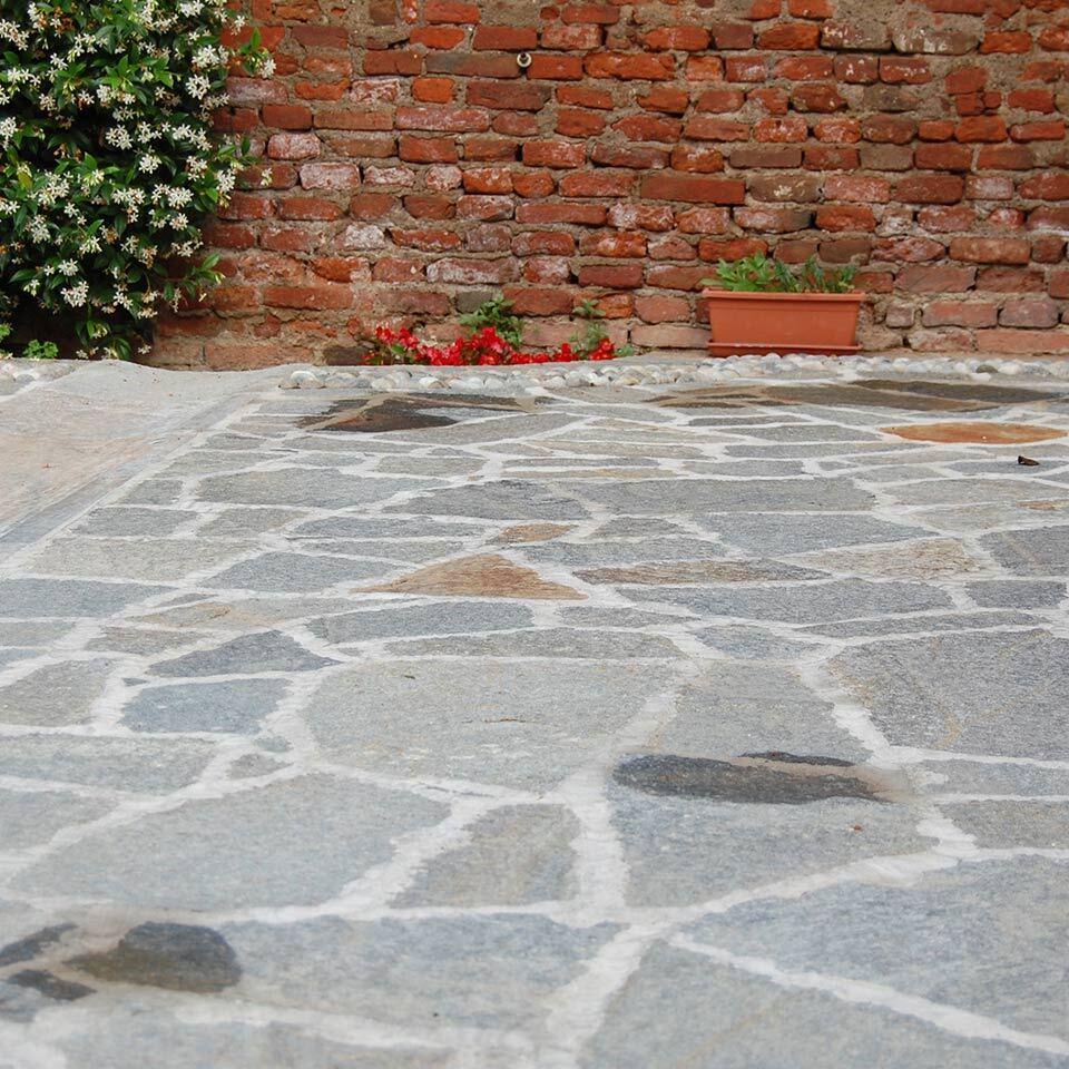 Pavimenti in pietra per esterni cortile in Luserna